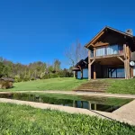 Magnífica Casa Amoblada En Parcela Candelaria Pucón Con Piscina Y Vista al Lago