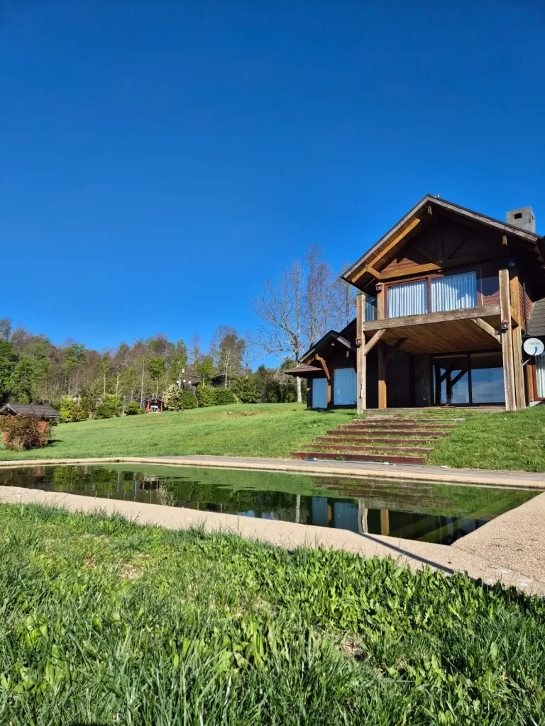 Magnífica Casa Amoblada En Parcela Candelaria Pucón Con Piscina Y Vista al Lago